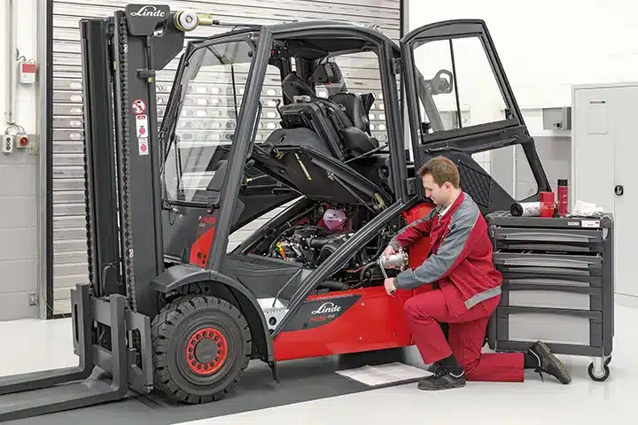 Service for forklift trucks and warehouse technology