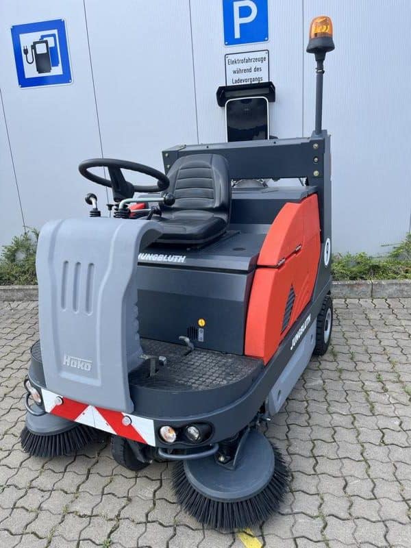 Gebrauchte Aufsitz-Kehrsaugmaschine – Hako Sweepmaster P1200RH