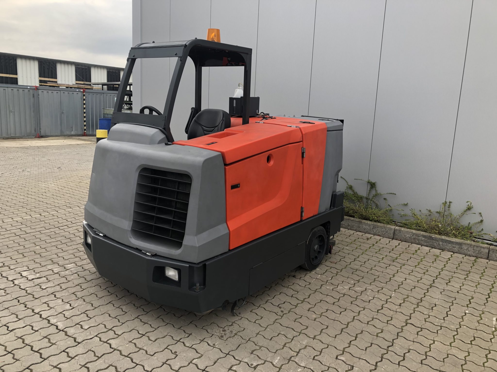Gebrauchte Aufsitz-Scheuersaugmaschine – Hako Scrubmaster Nautilus LPG