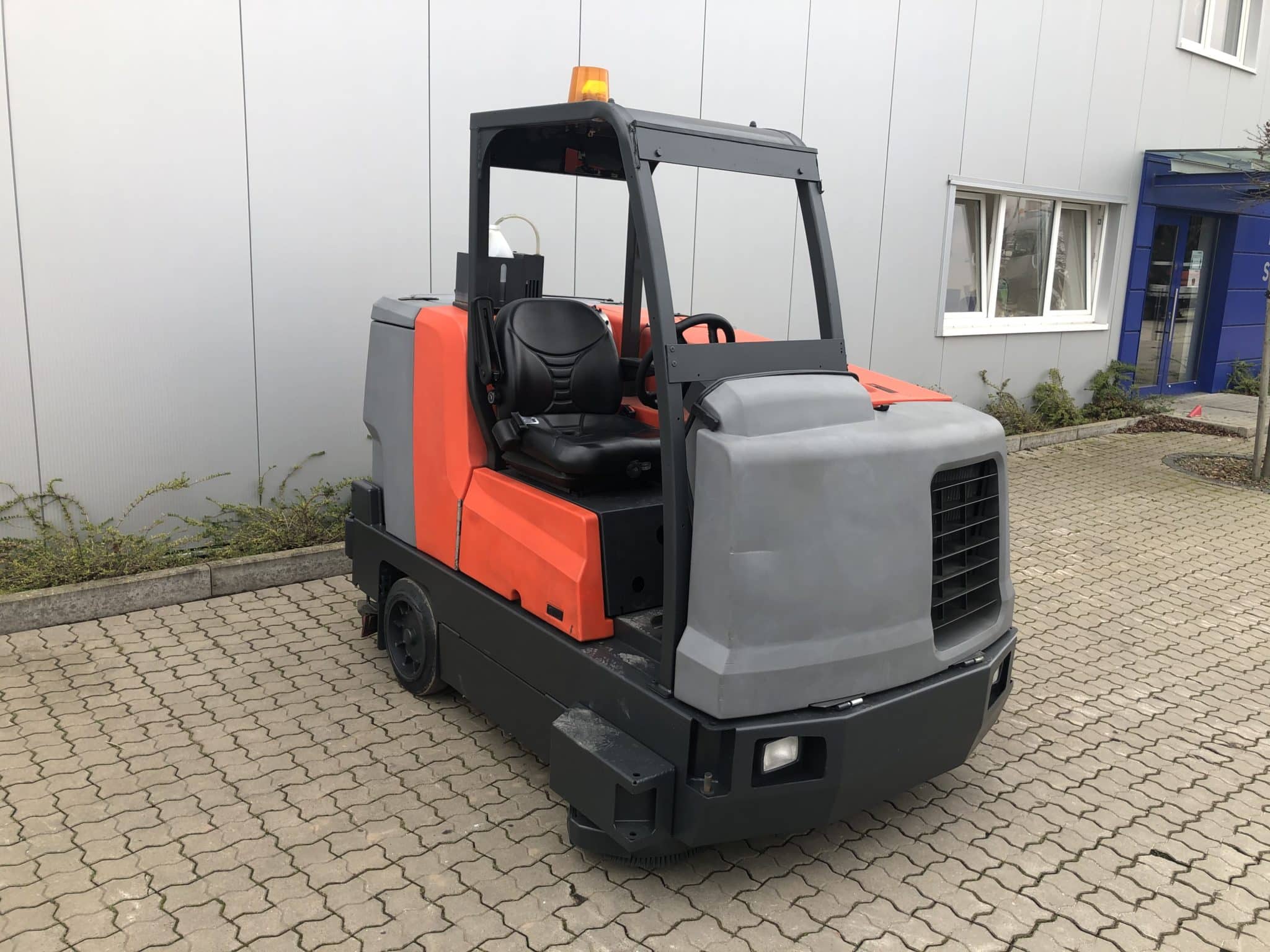 Gebrauchte Aufsitz-Scheuersaugmaschine – Hako Scrubmaster Nautilus LPG
