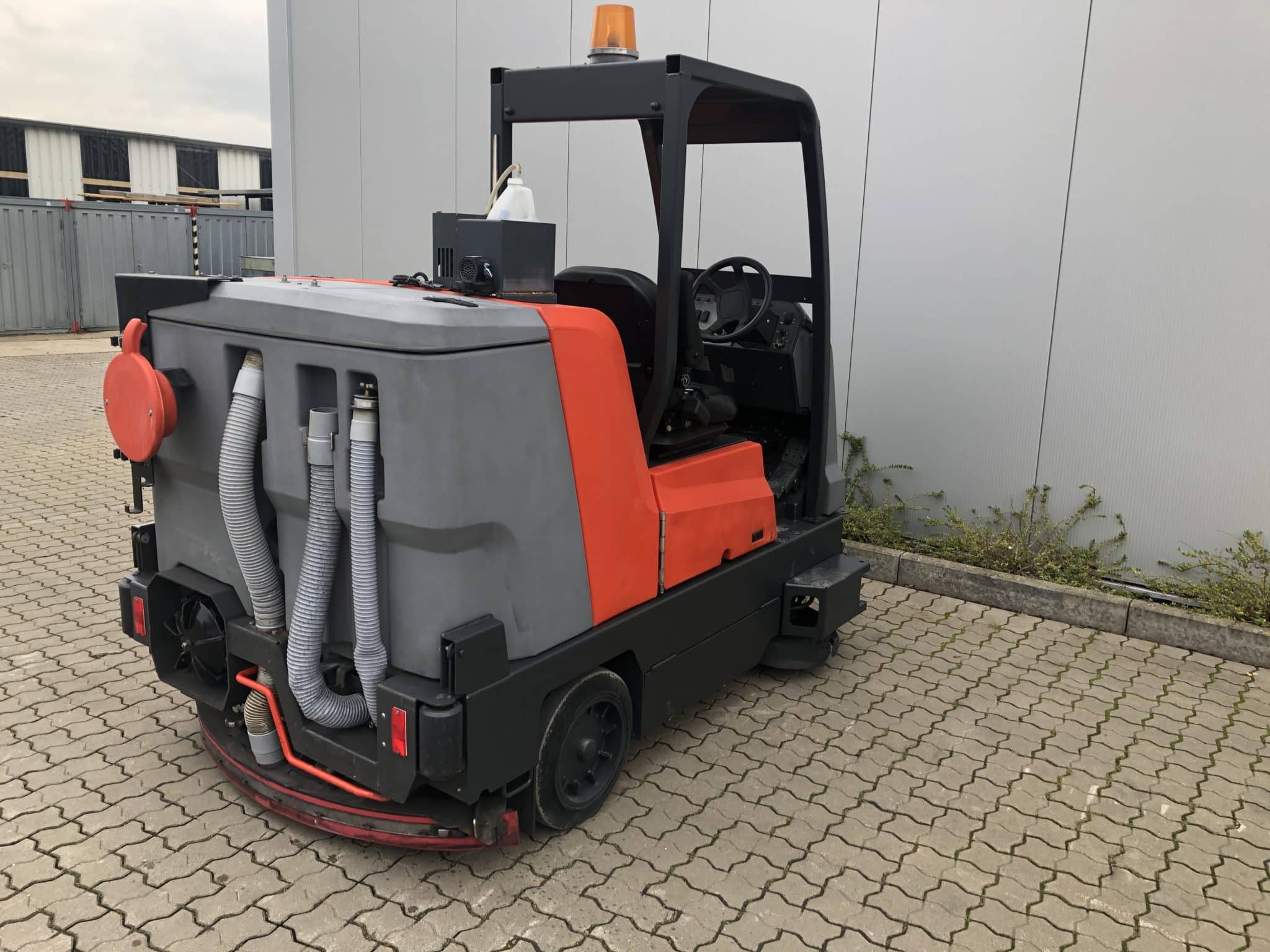 Gebrauchte Aufsitz-Scheuersaugmaschine – Hako Scrubmaster Nautilus LPG