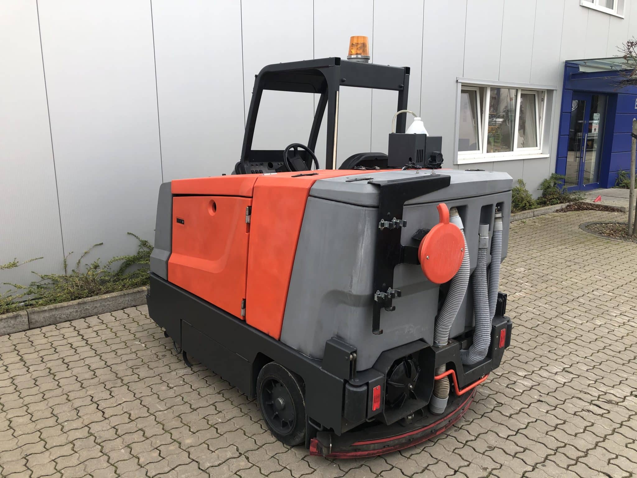 Gebrauchte Aufsitz-Scheuersaugmaschine – Hako Scrubmaster Nautilus LPG