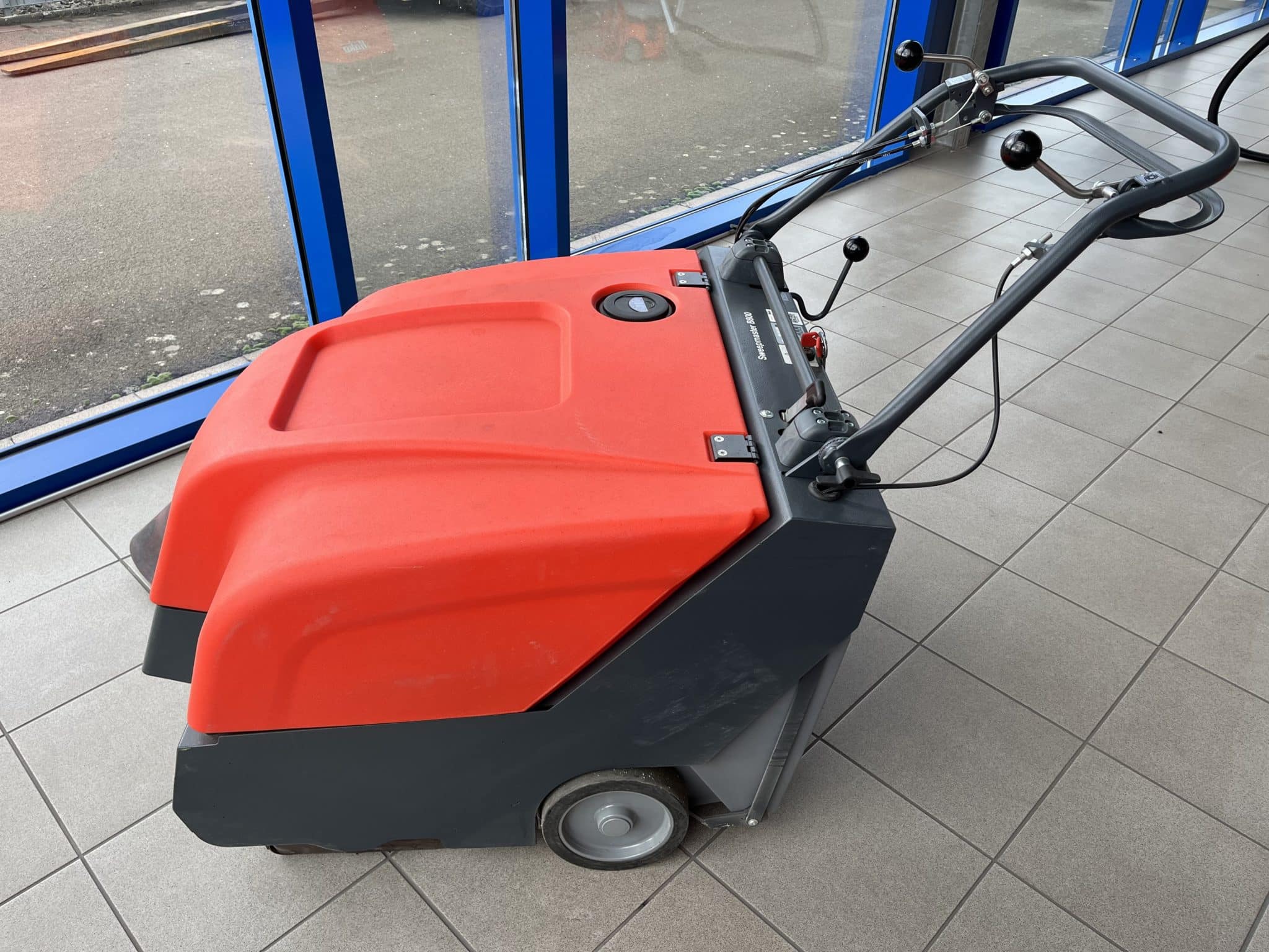 Gebrauchte Kehrsaugmaschine – Hako Sweepmaster B800