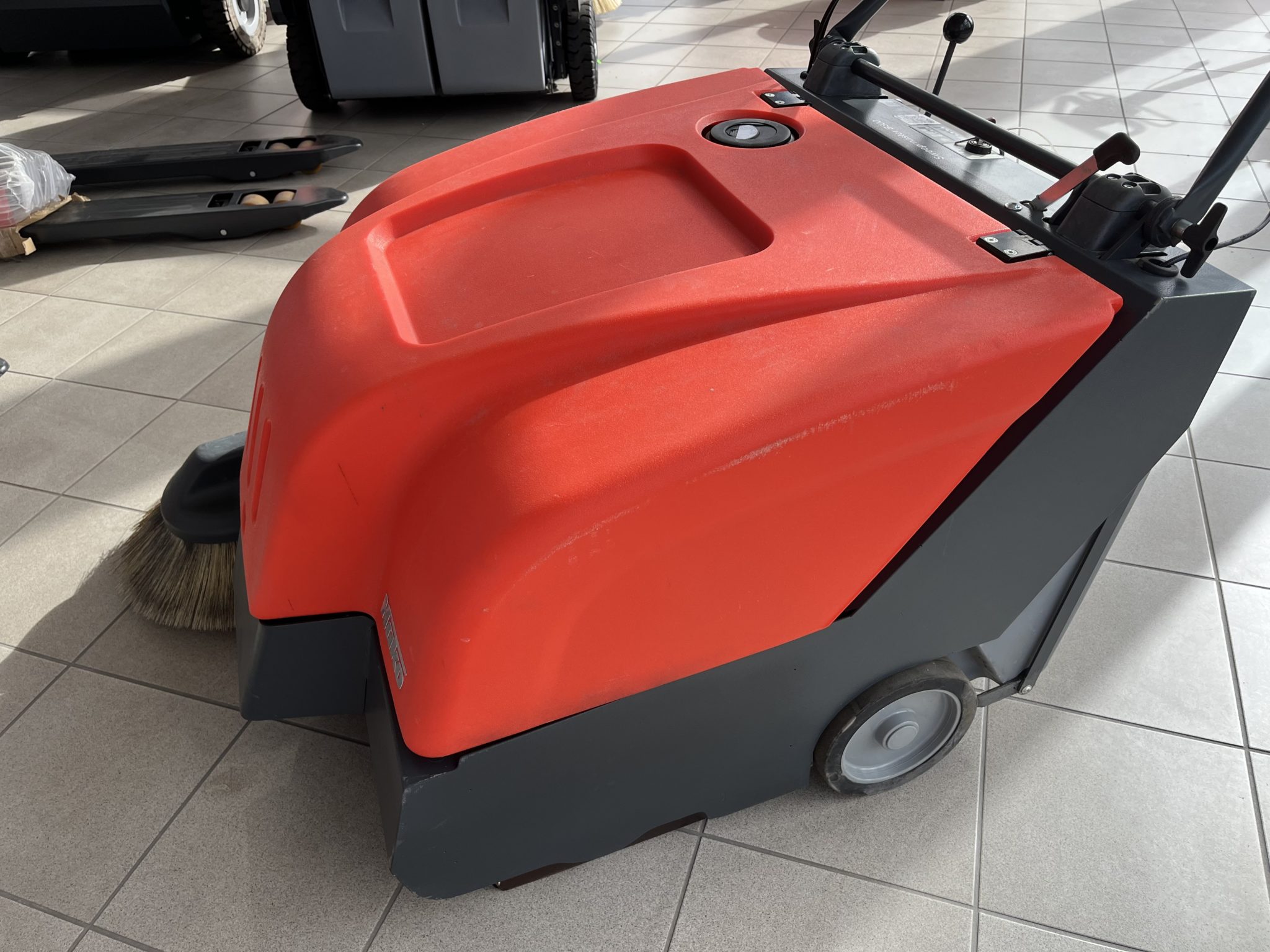 Gebrauchte Kehrsaugmaschine – Hako Sweepmaster B800