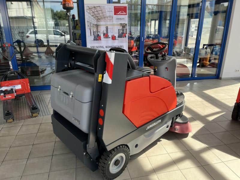 Gebrauchte Aufsitz-Kehrsaugmaschine – Hako Sweepmaster B1200RH