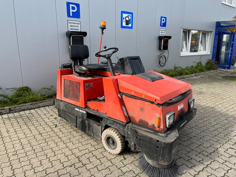 Gebrauchte Aufsitz-Kehrsaugmaschine – Hako Sweepmaster Jonas 1700D