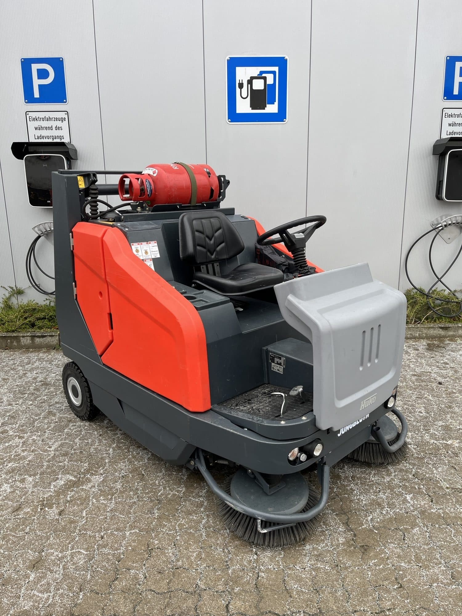 Gebrauchte Aufsitz-Kehrsaugmaschine – Hako Sweepmaster P1500 RH LPG