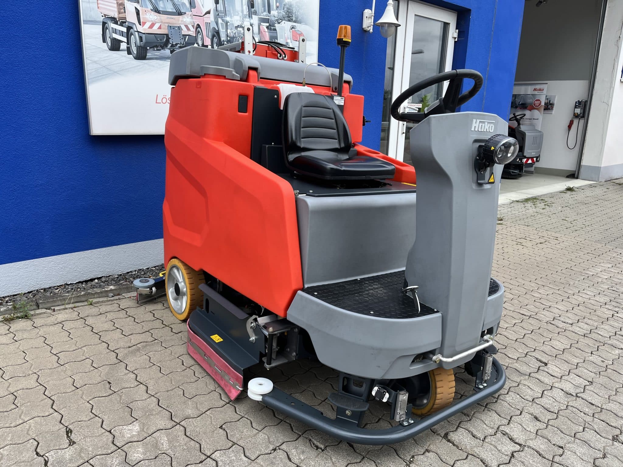 Gebrauchte Aufsitz-Scheuersaugmaschine – Hako Scrubmaster B260R TB1230