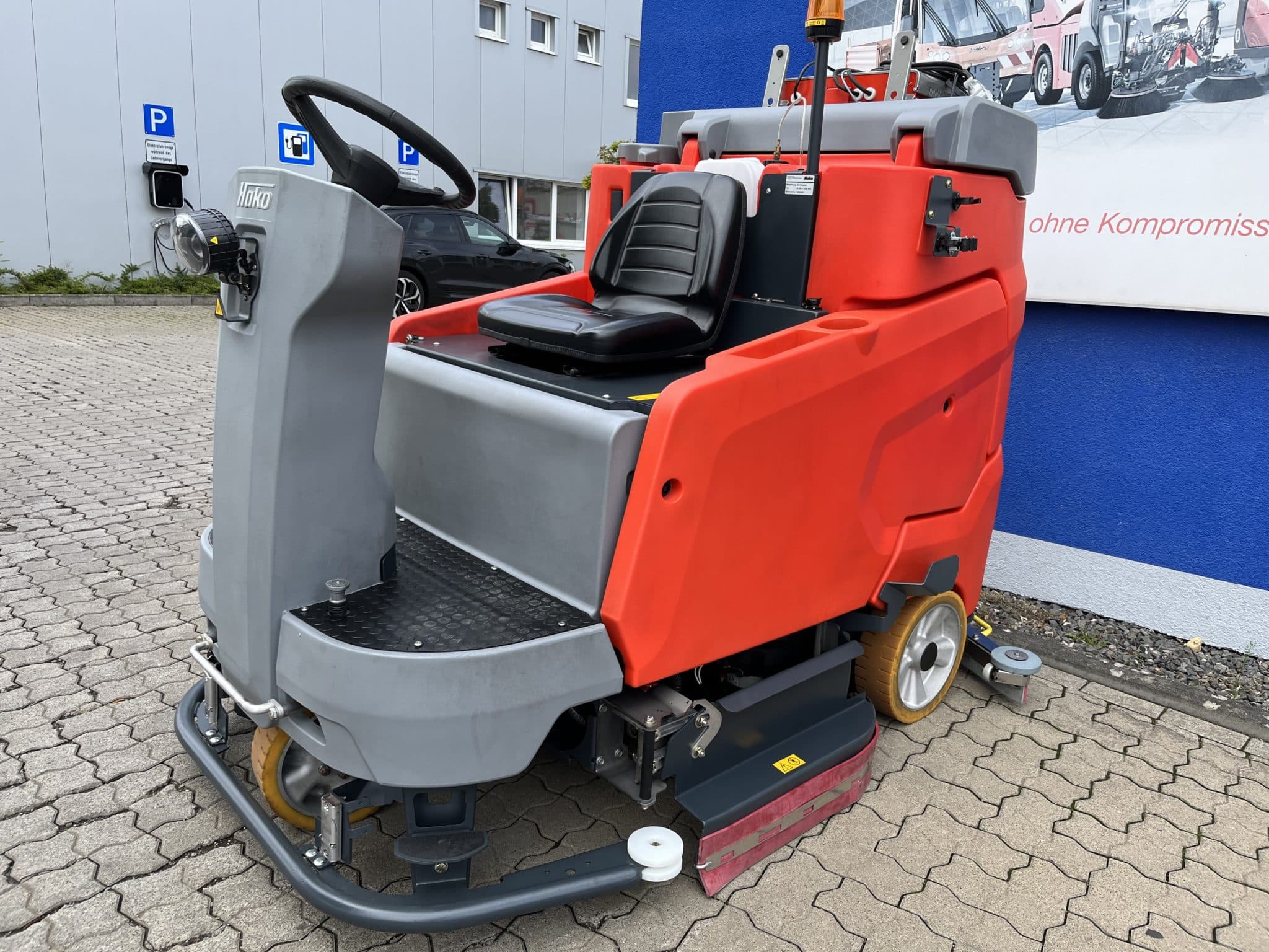 Gebrauchte Aufsitz-Scheuersaugmaschine – Hako Scrubmaster B260R TB1230