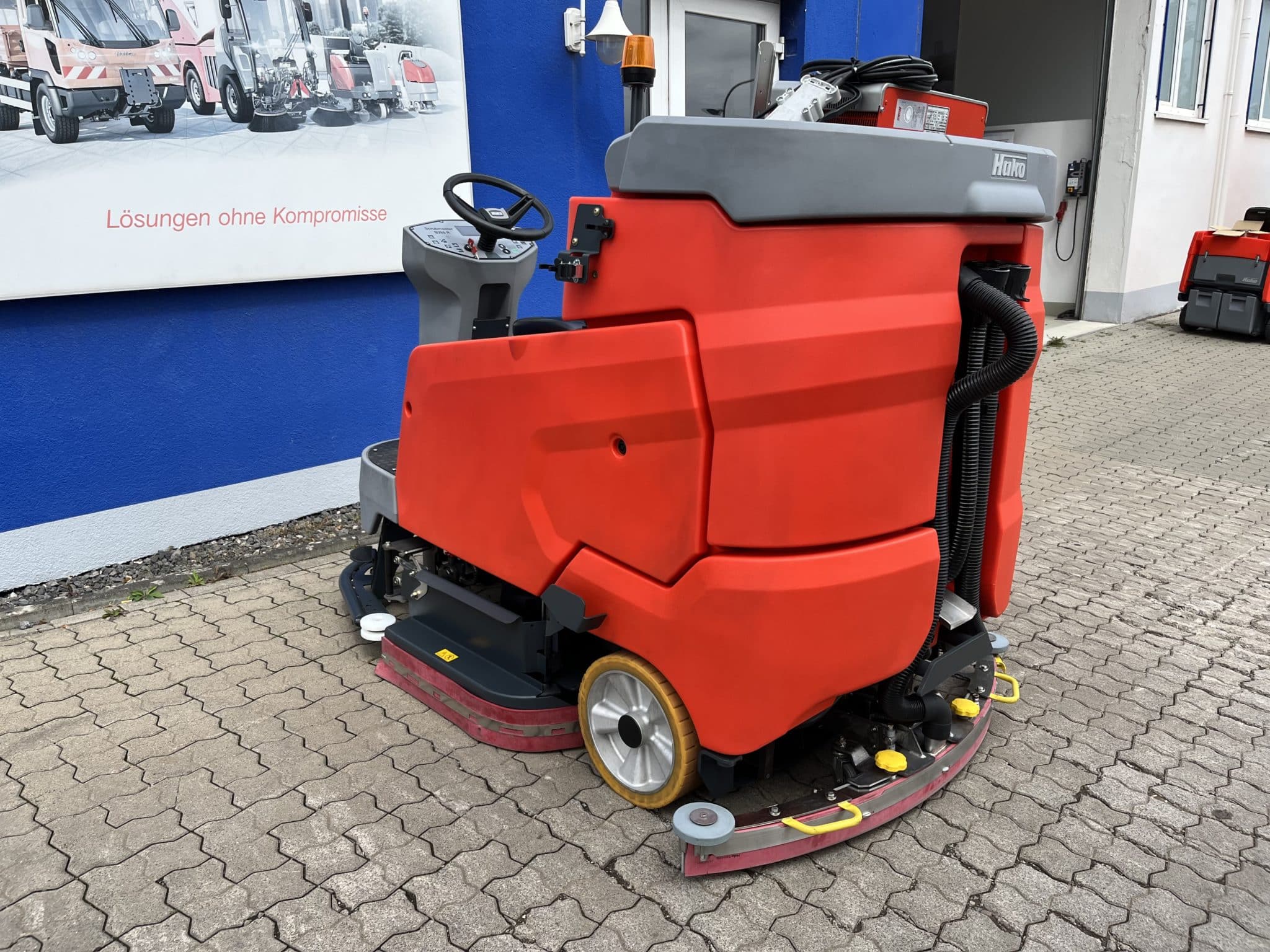 Gebrauchte Aufsitz-Scheuersaugmaschine – Hako Scrubmaster B260R TB1230