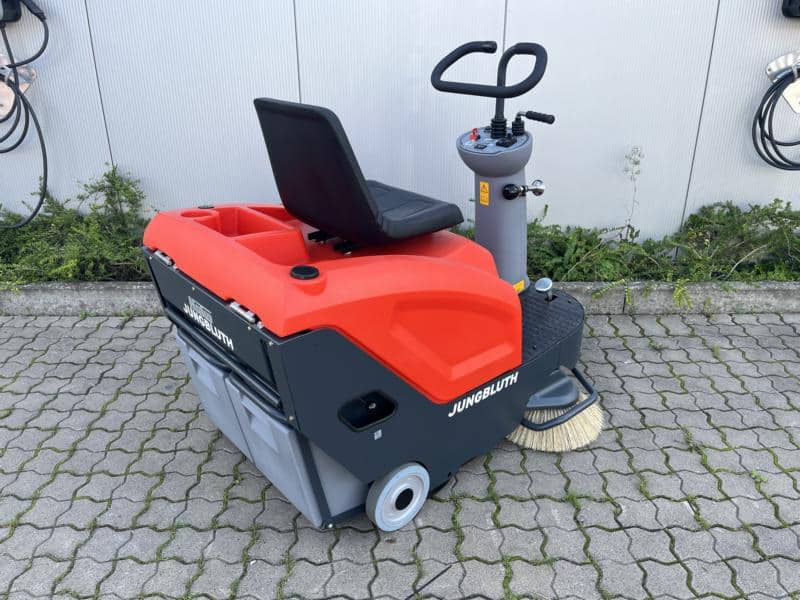 Gebrauchte Aufsitz-Kehrsaugmaschine – Hako Sweepmaster B800R