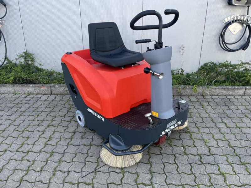 Gebrauchte Aufsitz-Kehrsaugmaschine – Hako Sweepmaster B800R