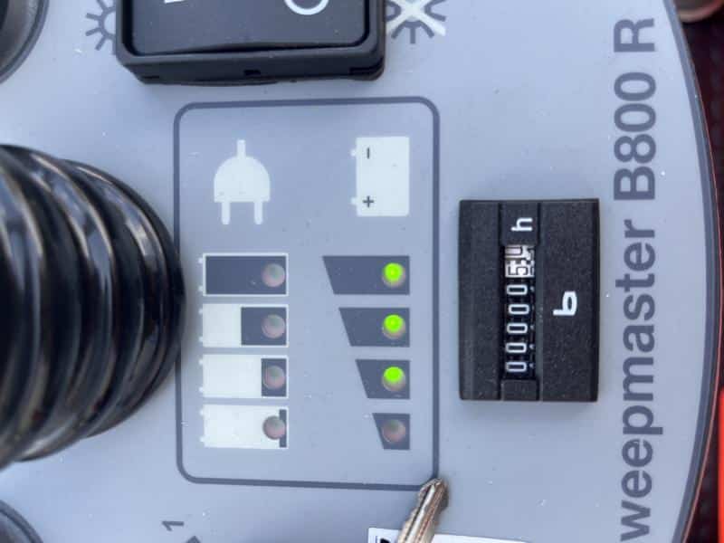 Gebrauchte Aufsitz-Kehrsaugmaschine – Hako Sweepmaster B800R