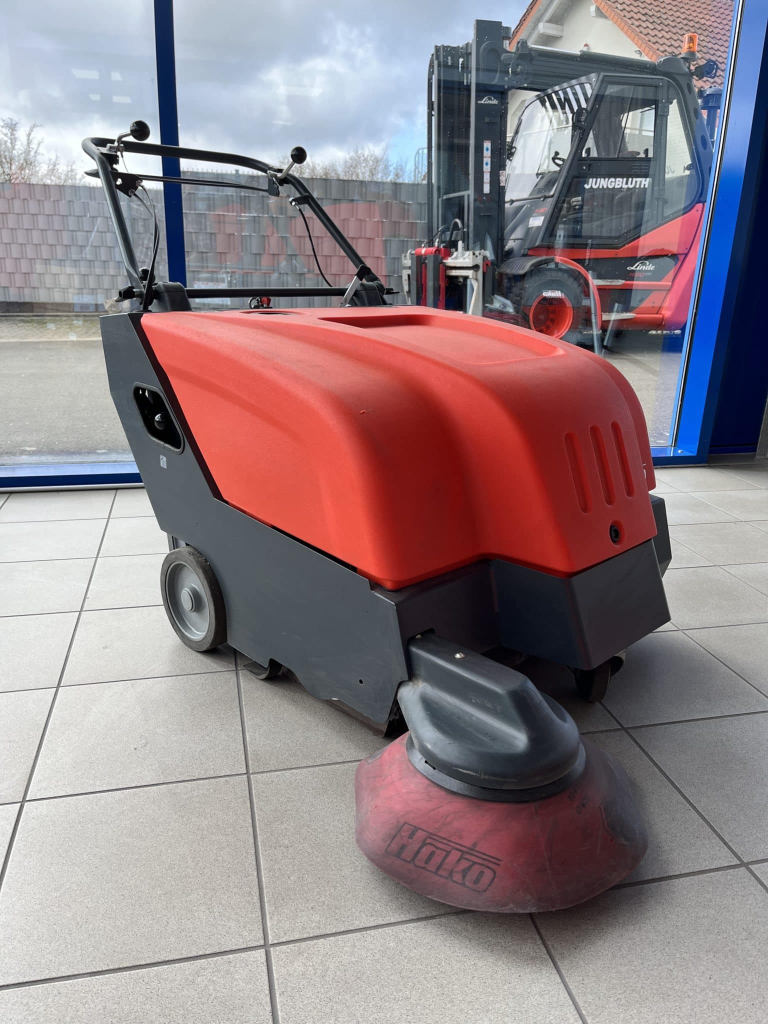 Gebrauchte Kehrsaugmaschine – Hako Sweepmaster B800