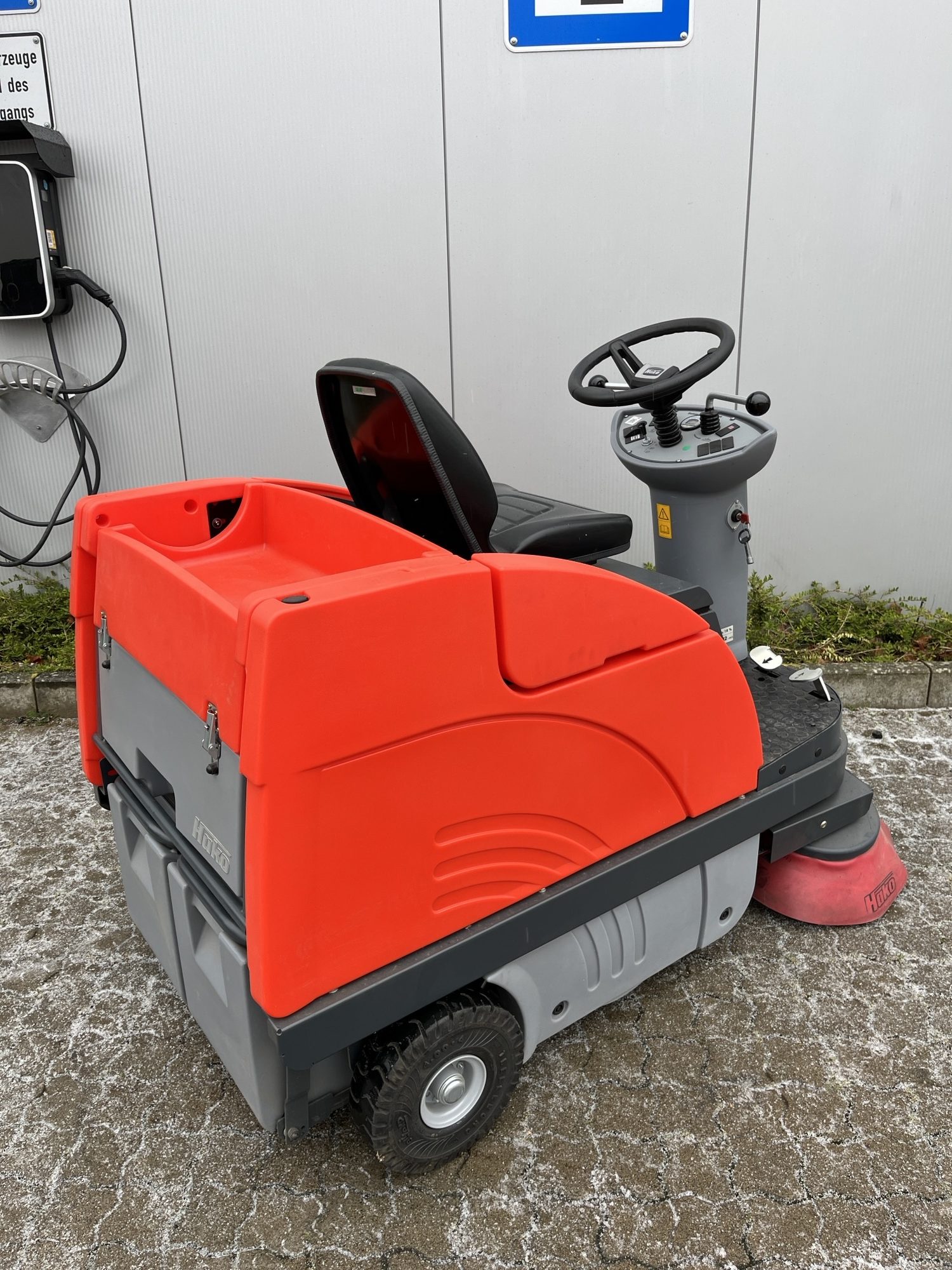 Gebrauchte Aufsitz-Kehrsaugmaschine – Hako Sweepmaster B980R