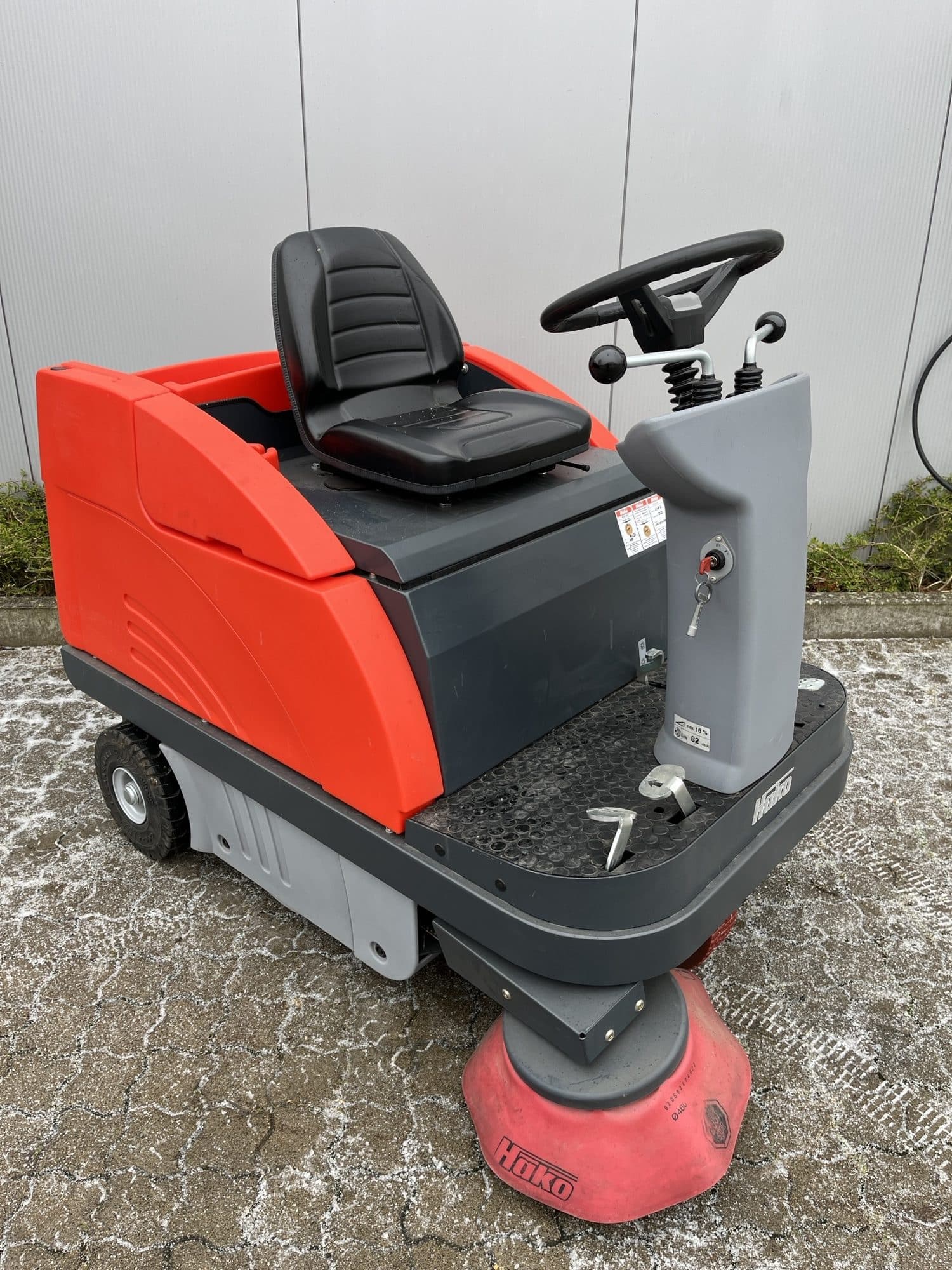 Gebrauchte Aufsitz-Kehrsaugmaschine – Hako Sweepmaster B980R