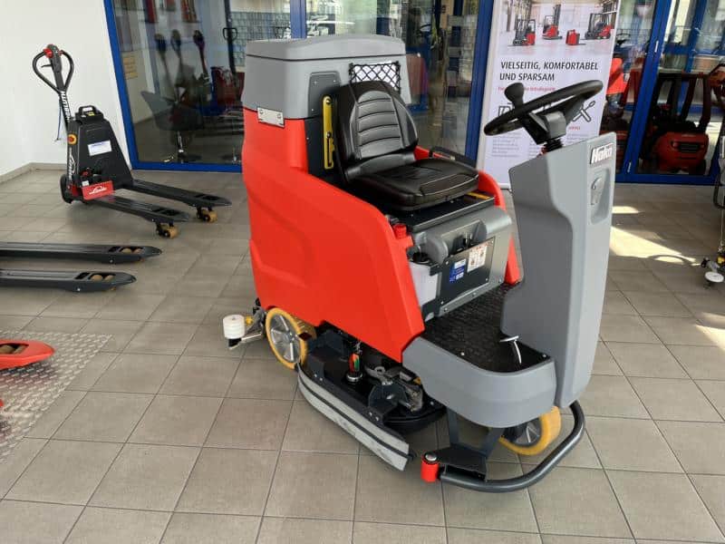 Gebrauchte Aufsitz-Scheuersaugmaschine – Hako Scrubmaster B120R TB750