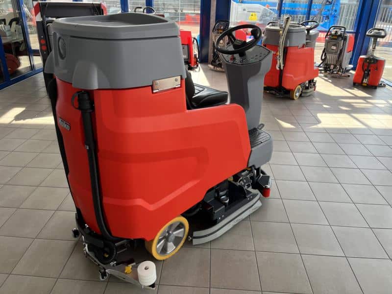 Gebrauchte Aufsitz-Scheuersaugmaschine – Hako Scrubmaster B120R TB750