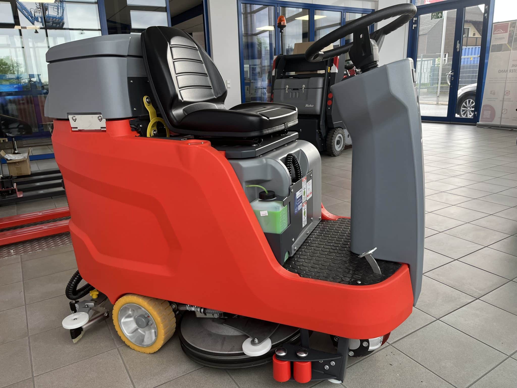 Gebrauchte Aufsitz-Scheuersaugmaschine – Hako Scrubmaster B75R TB550