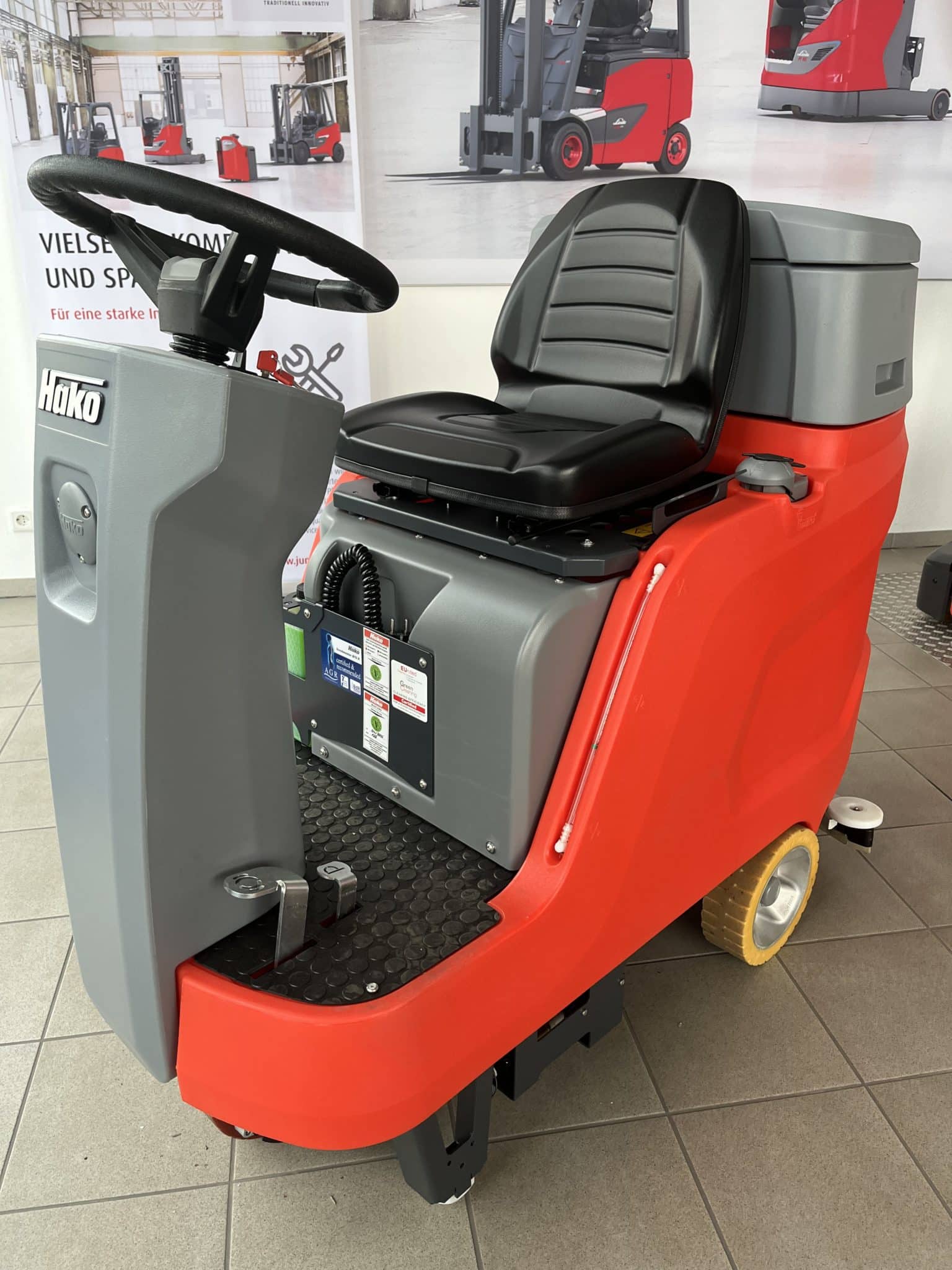 Gebrauchte Aufsitz-Scheuersaugmaschine – Hako Scrubmaster B75R TB550